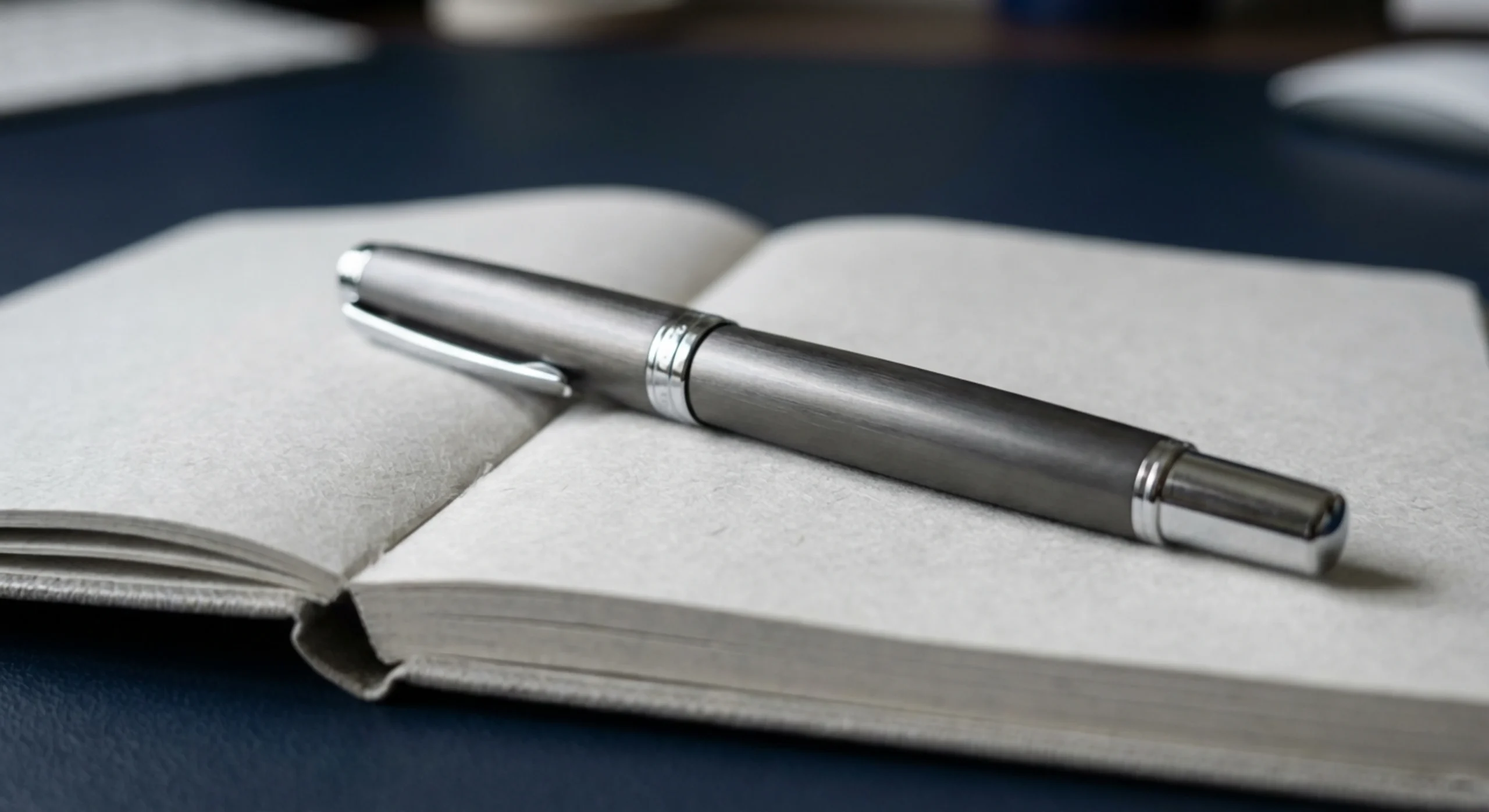 Gros plan macro d'un stylo de luxe et d'un carnet sur un bureau de consultant, ambiance minimaliste.