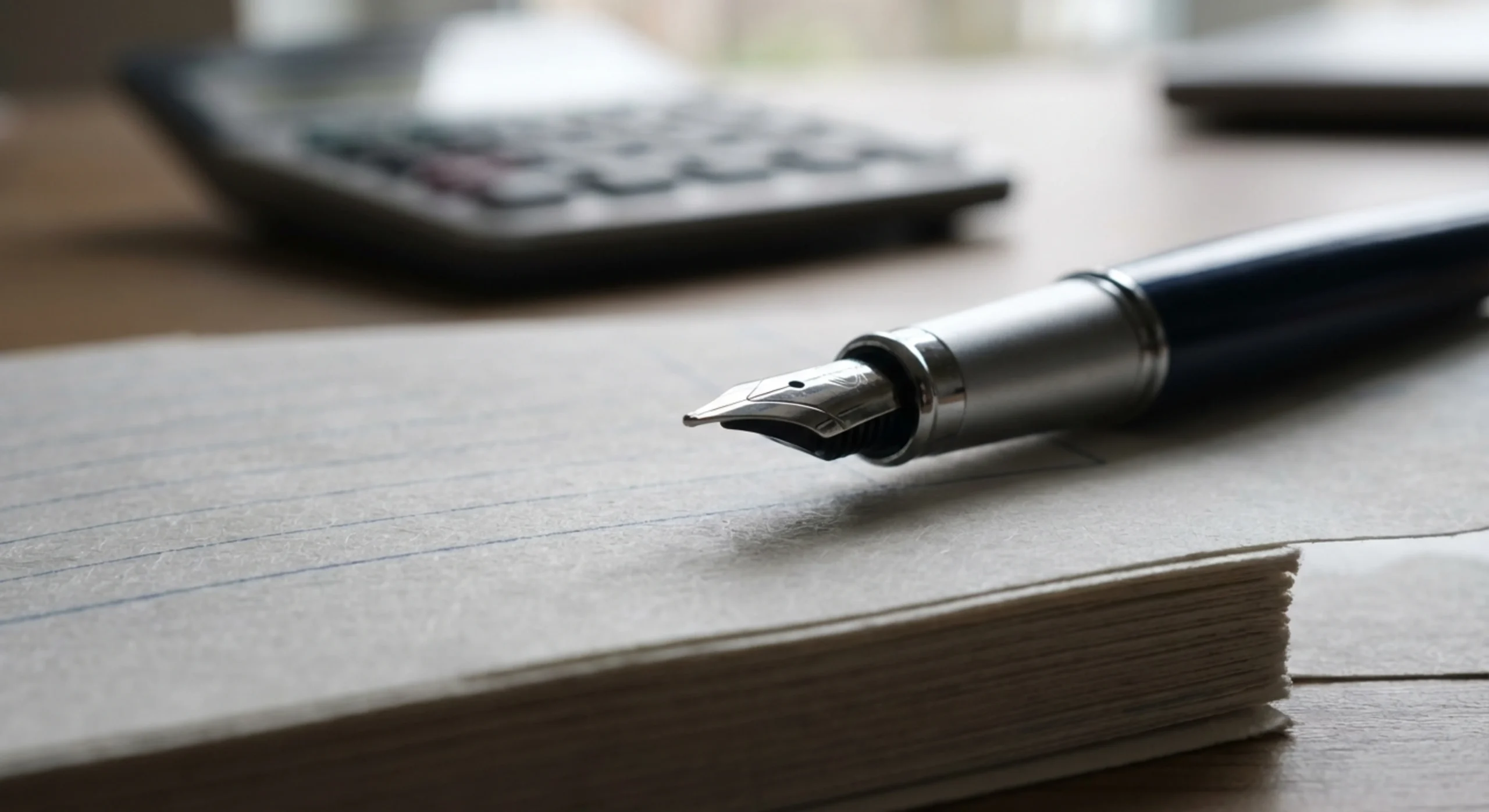 Gros plan macro sur un stylo et des documents comptables
